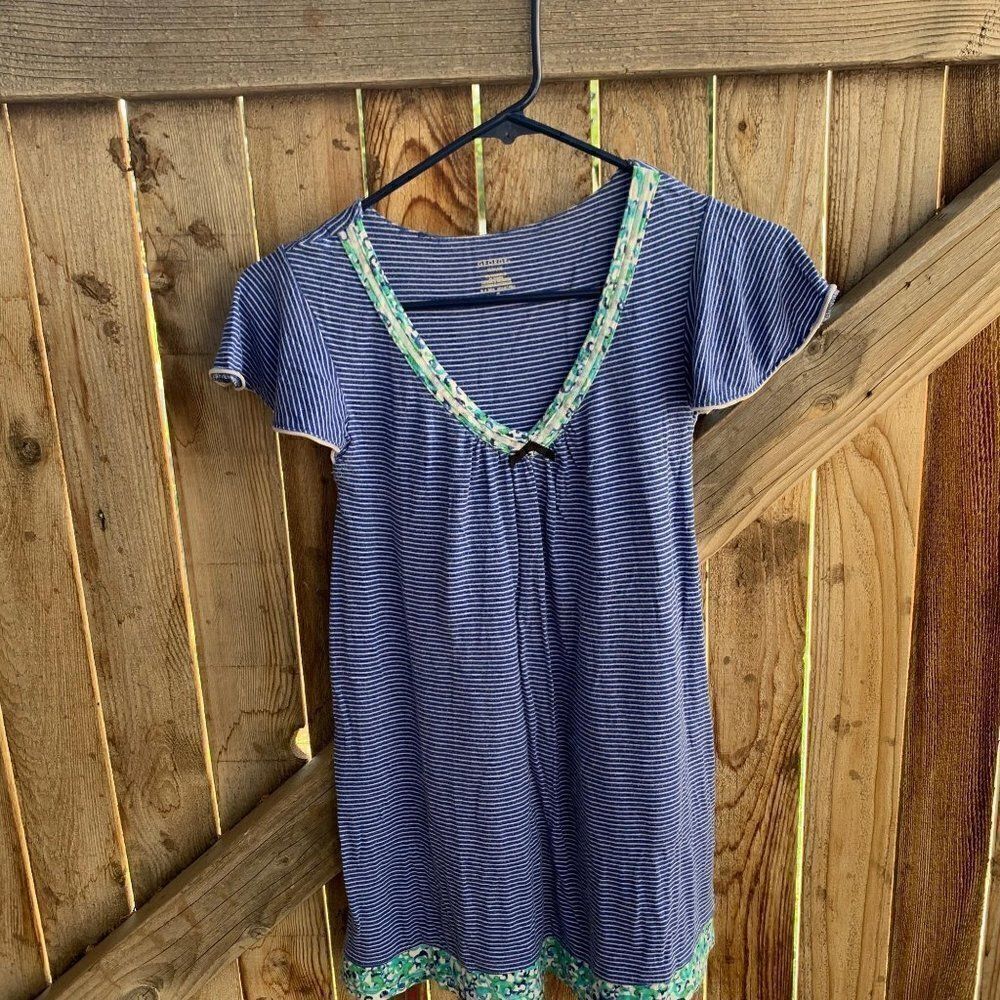 George short sleeve Vneck shirt size small